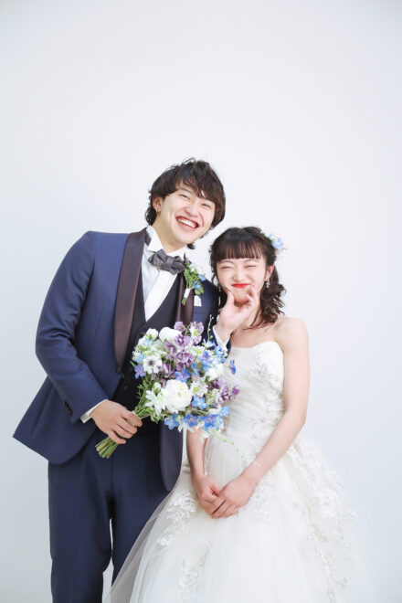 白いチャペルで並ぶ洋装の新郎新婦の前撮り・広島で叶える上品な挙式風フォト