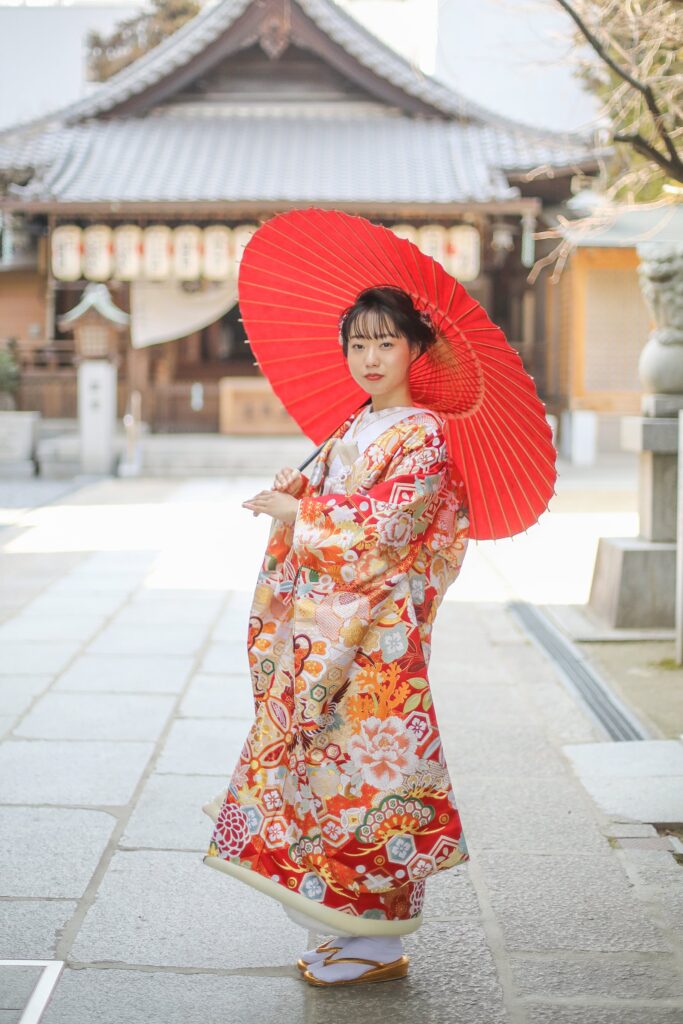 色打掛に和傘を添える新婦のフォトウェディング・神社の佇まいが映える和のロケーション
