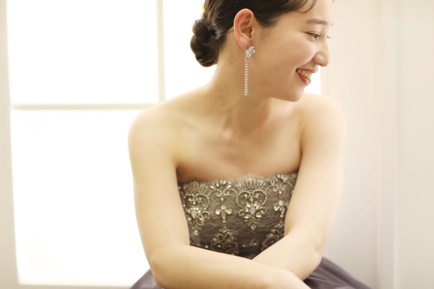 窓辺でビジュー刺繍のドレスを纏う新婦のフォトウェディング・上品なイヤリングが輝く柔らかな光のポートレート